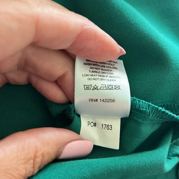 Figs Women's Casma Pocket V-Neck Short Sleeve Scrub Top in Hunter Green - Picture 7 of 7